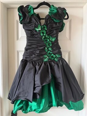 Y2K Black & Emerald Green Ruffled Party Dress with Sequin Floral Appliqué